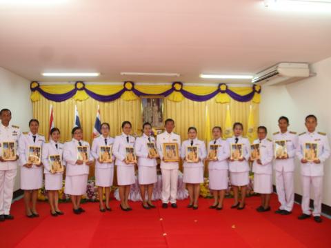 การจัดพิธีพระราชทานพระบรมฉายาลักษณ์พระบาทสมเด็จพระเจ้าอยู่หัวและ