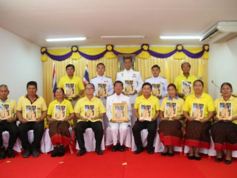 การจัดพิธีพระราชทานพระบรมฉายาลักษณ์พระบาทสมเด็จพระเจ้าอยู่หัวและ